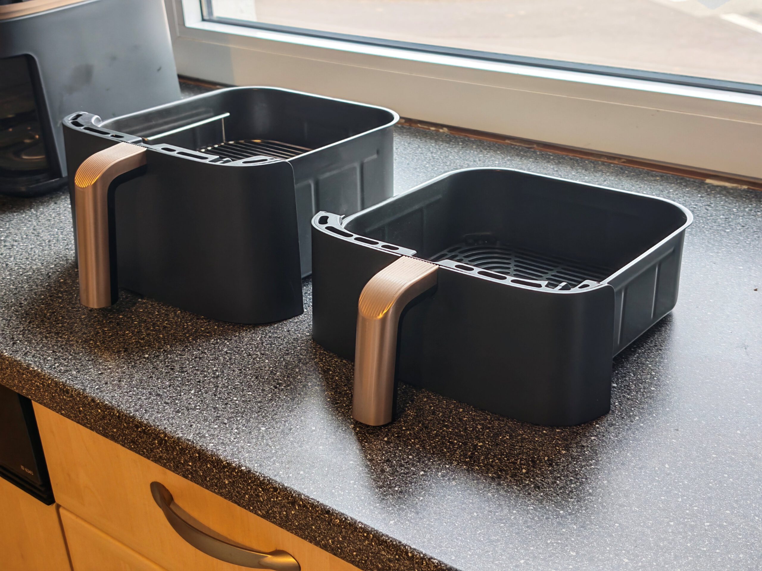 COSORI Turbo Tower Pro Smart - 2 Behälter Seitenansicht